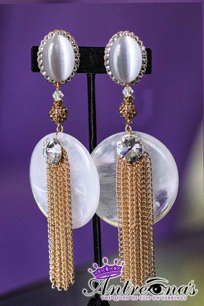 City Girl is a pair of comfortable Clip-on earrings that combines timeless elegance with modern sophistication.
