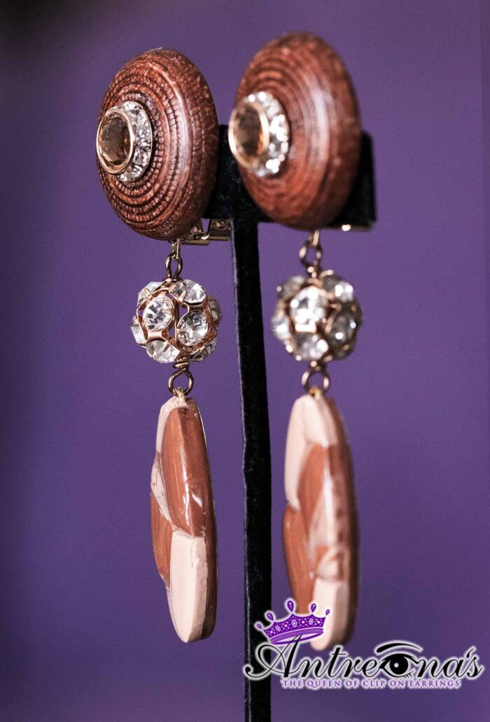 These clip-on earrings combine warm earthy tones with subtle sparkle, creating a quiet yet commanding presence.
